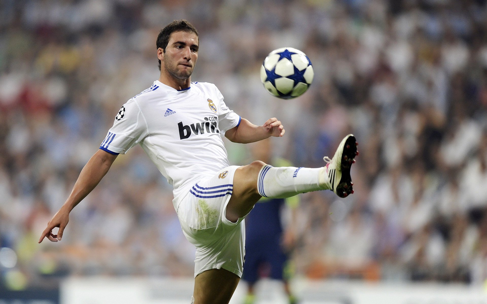 社交媒体热议国足比赛，话题不断，国足热评